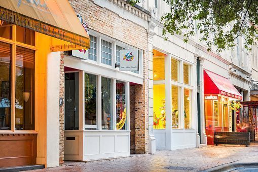 Photo de devanture de boutiques façon pieds d'immeubles avec vitrines et façade colorées